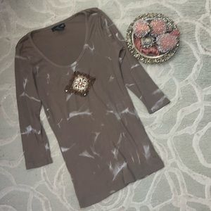 🌷WILLI SMITH🌷Tan tie dye crochet embellished v-neck 3/4 sleeve knit top